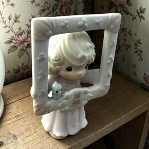 Precious Moments 1996 Membership Figurine You’re As Pretty As A Picture